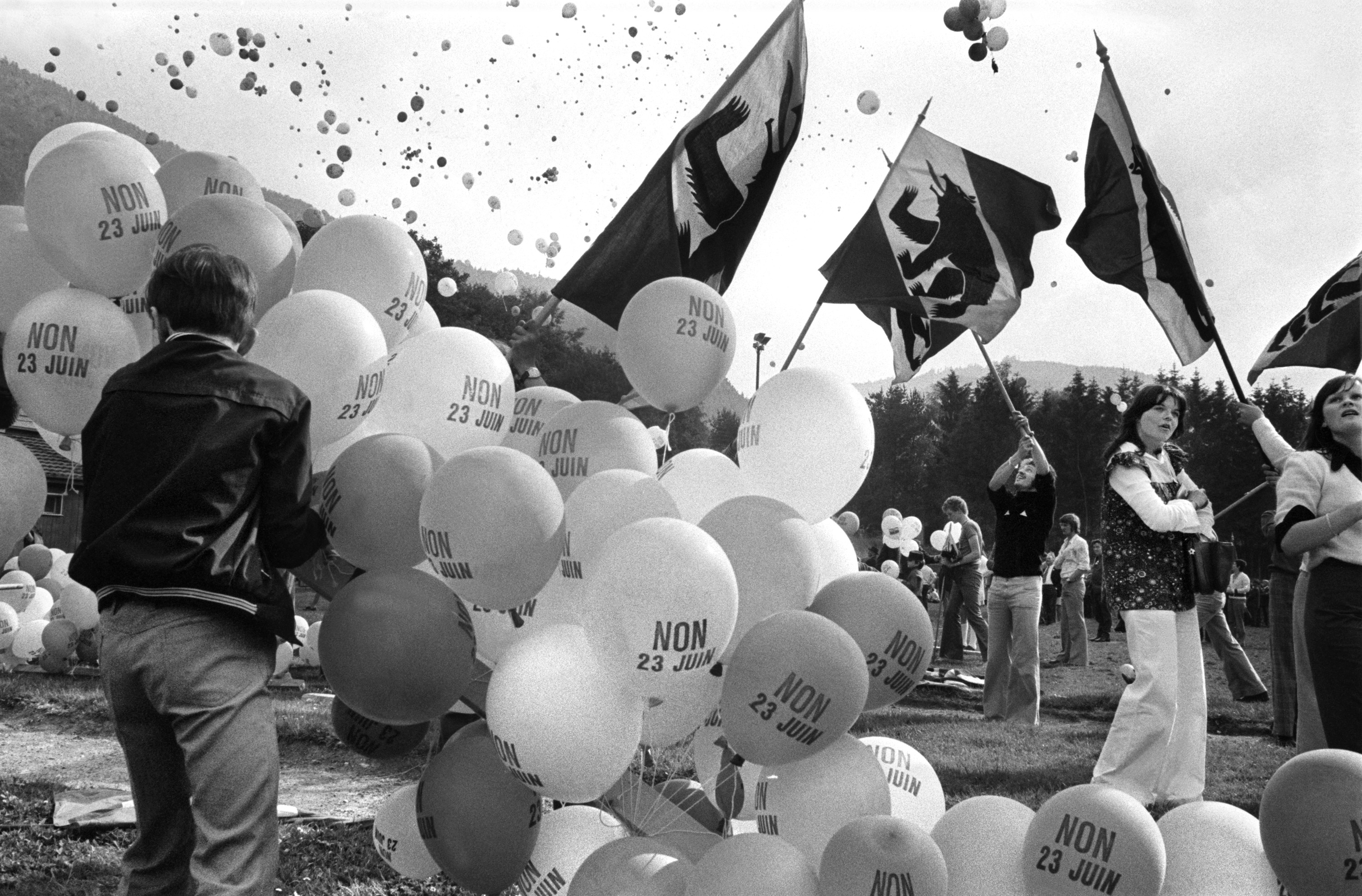 Ballons et drapeaux bernois lors d une manifestation.