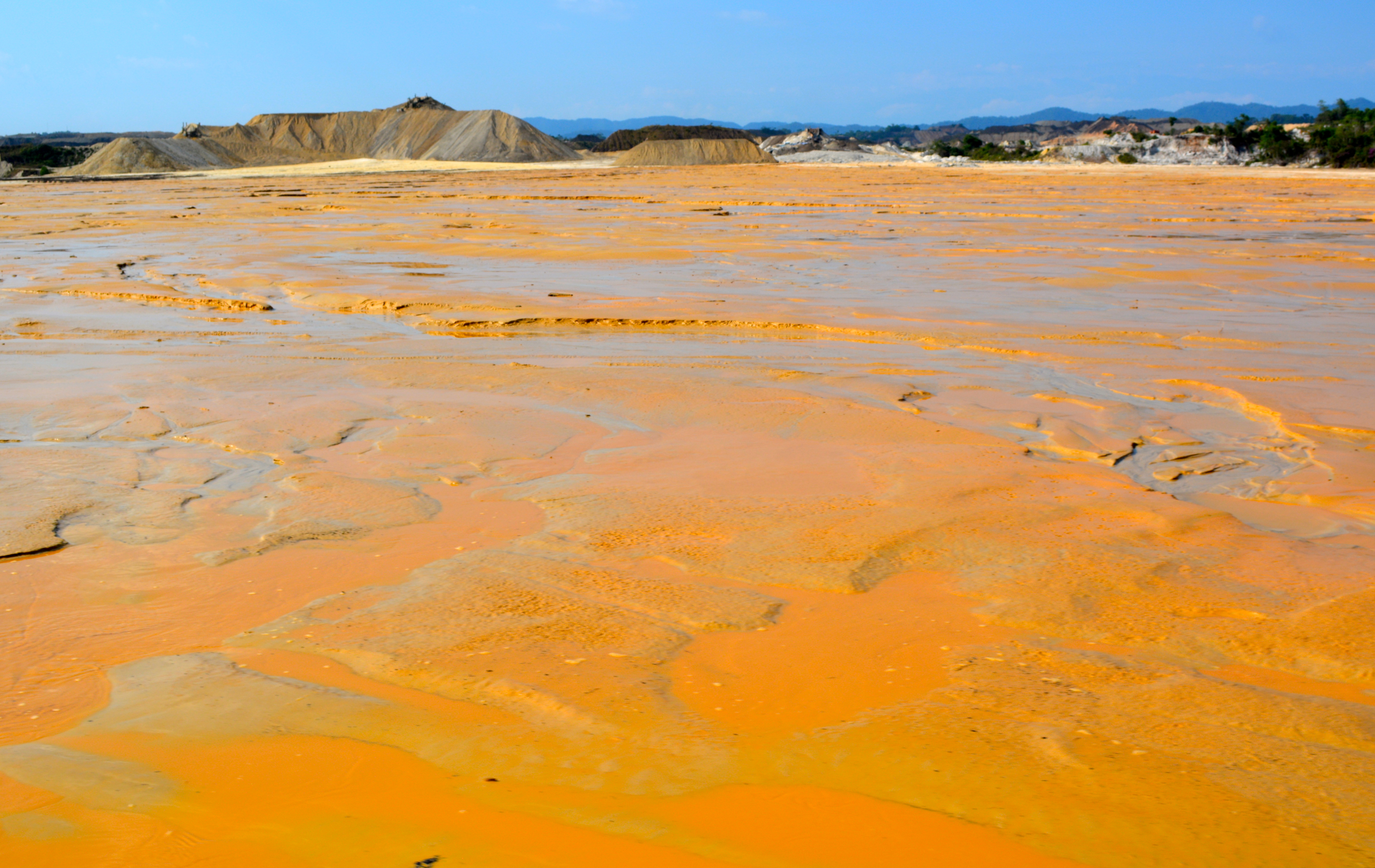 Una de tantas minas de oro en el desierto peruano. Suiza es el segundo socio comercial de Perú. El oro constituye el 95% de las exportaciones peruanas a Suiza.