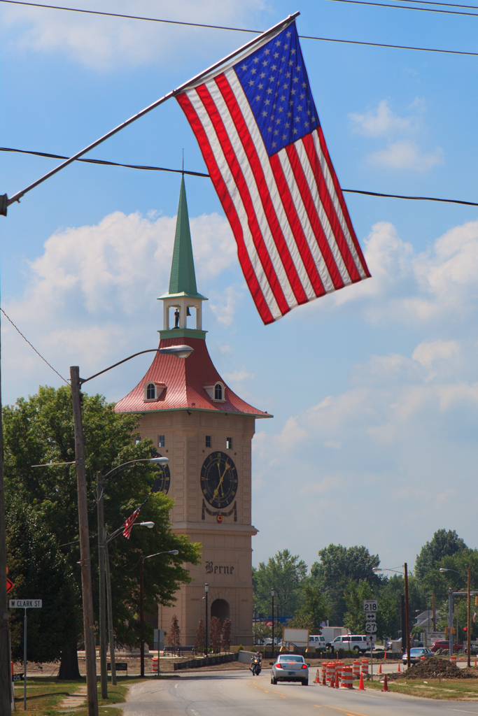 Bandeira americana pendurada em uma cidade