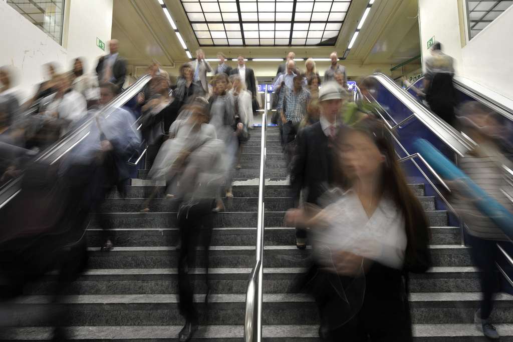 مسافرون ينزلون الدرج في محطة قطار