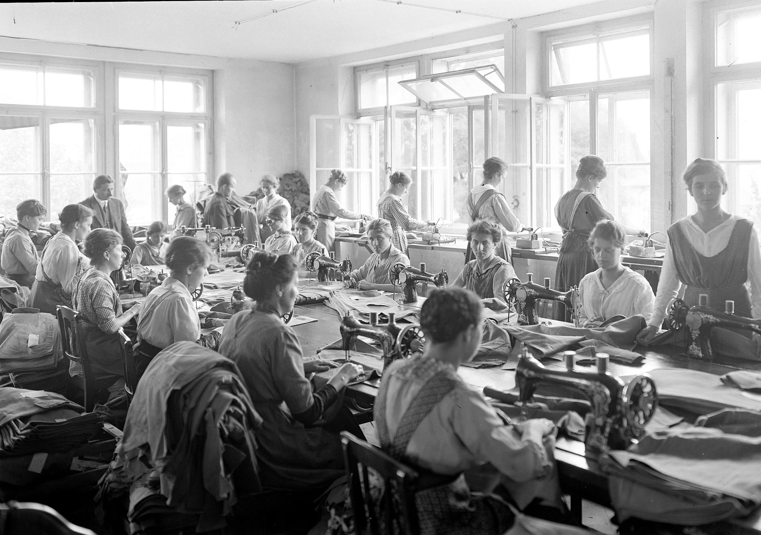 Women working in an army clothing workshop during the First World War