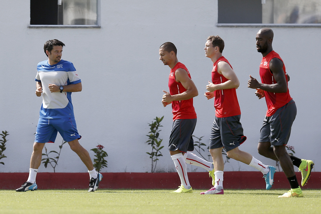 Swiss fitness coach Dominik Baumgartner, left, runs with the players Goekhan Inler, Stephan Lichtsteiner and Johan Djourou