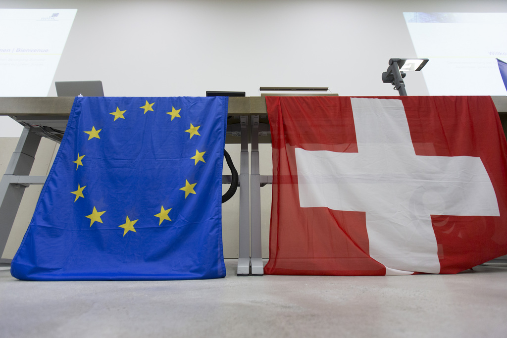 Eine EU- und eine Schweizer Flagge nebeneinander.