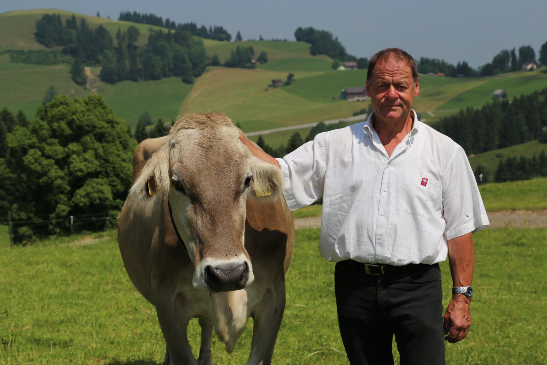 Robert Bischofberger mit einer Milchproduzentin.