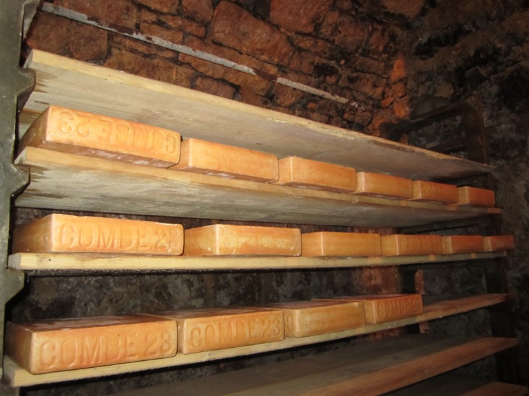 フォンデュと並ぶスイス名物、ラクレット用チーズ。ステルキでは丸型と四角の2種類熟成している