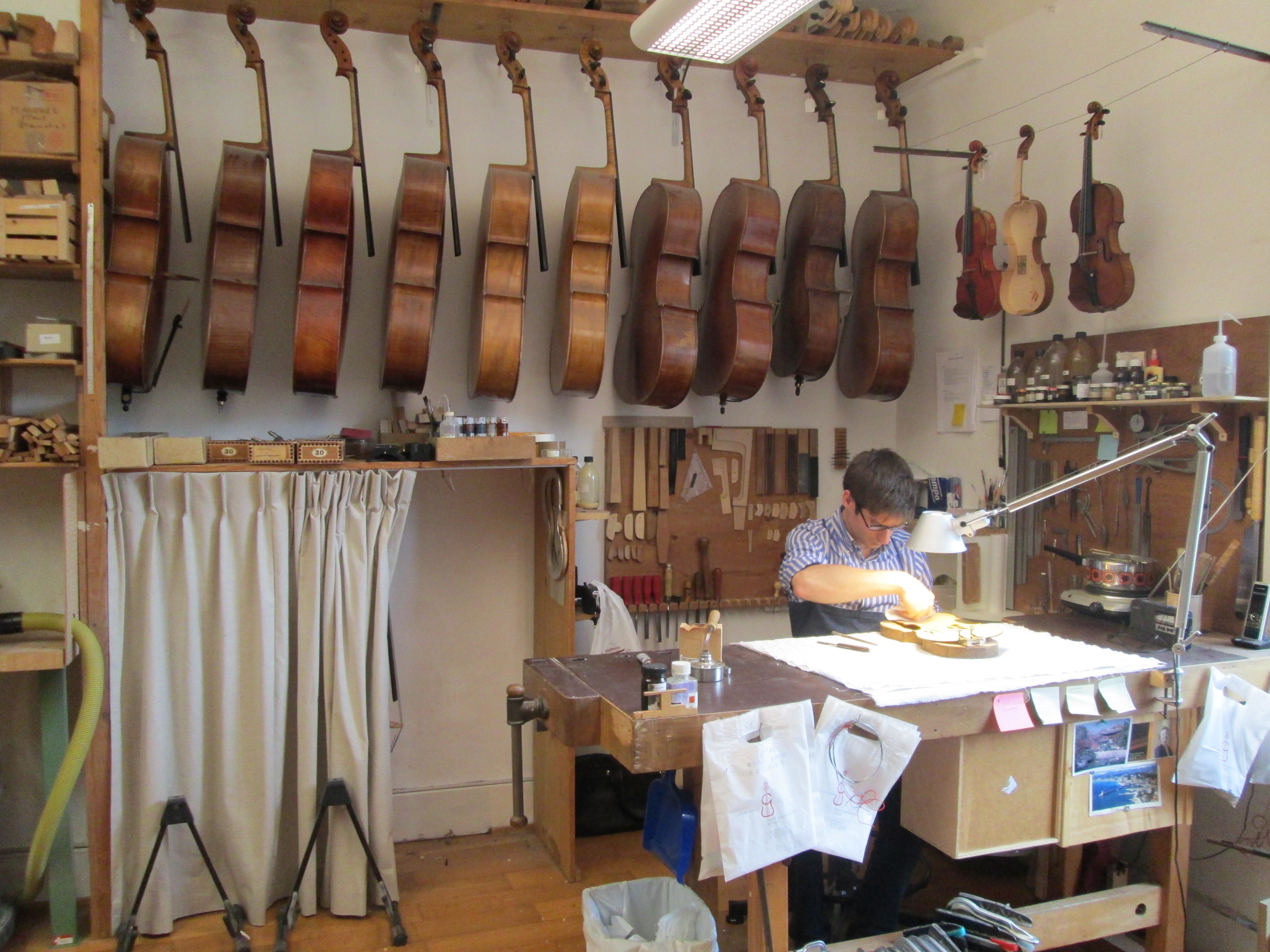 blog jpn Young luthier at work