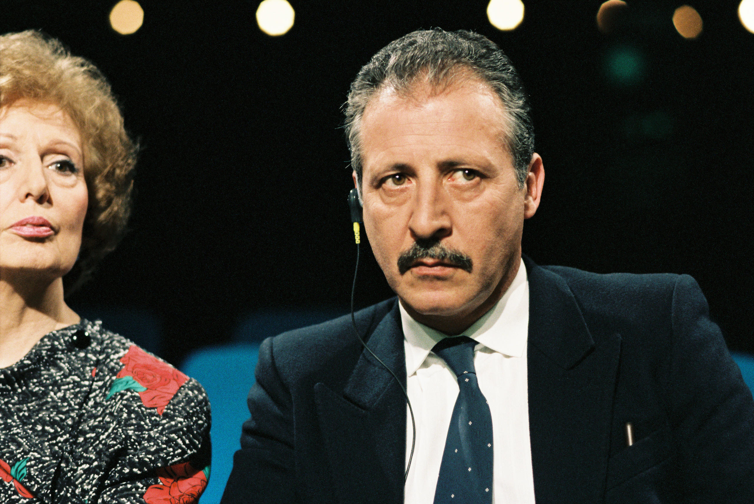 Paolo Borsellino con un auricolare all orecchio su sfondo nero. Da T.T.T. (Temi, tesi, testimonianze) del 17.03.1986