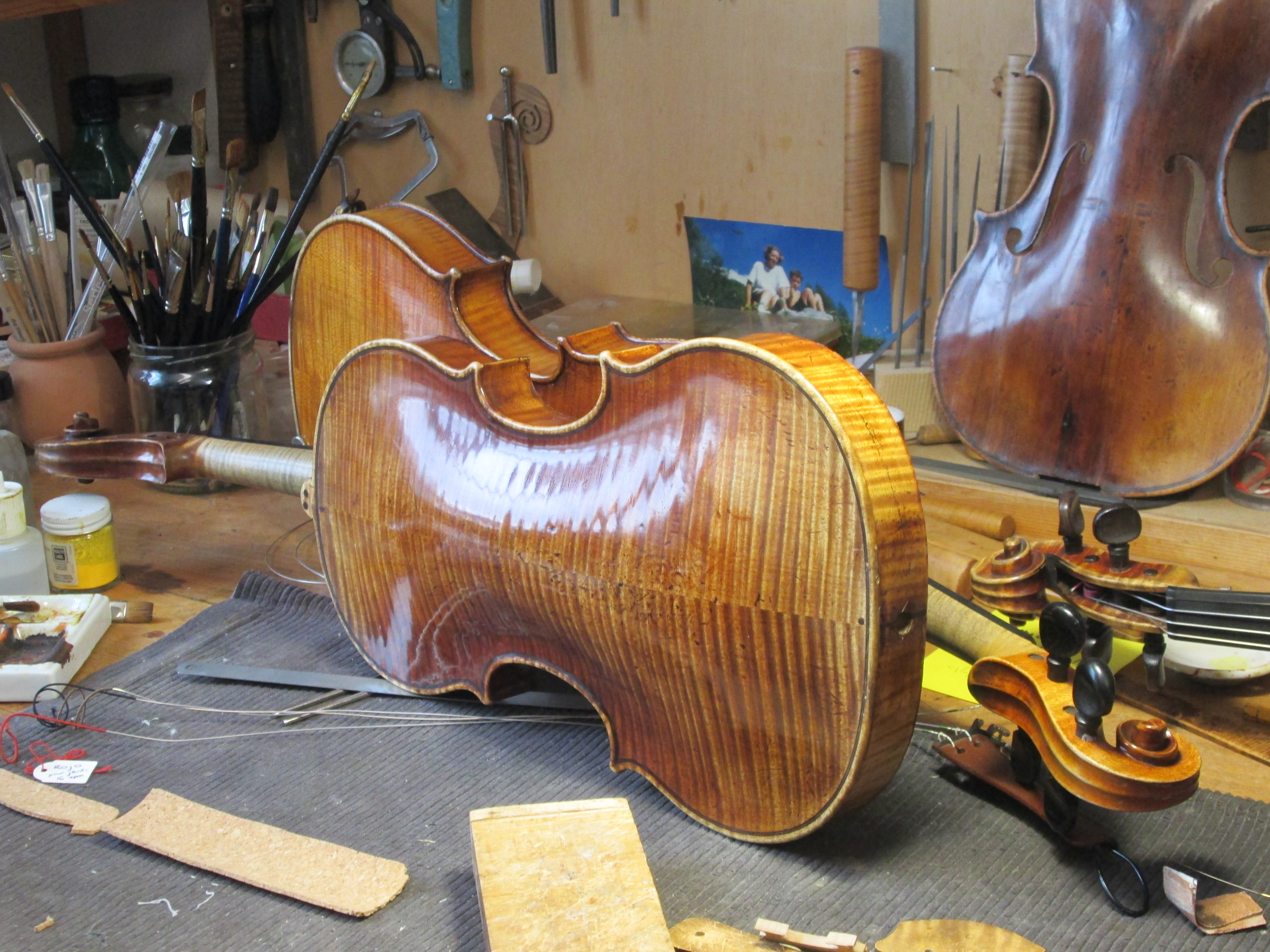 blog jpn Violins waiting to be repaired