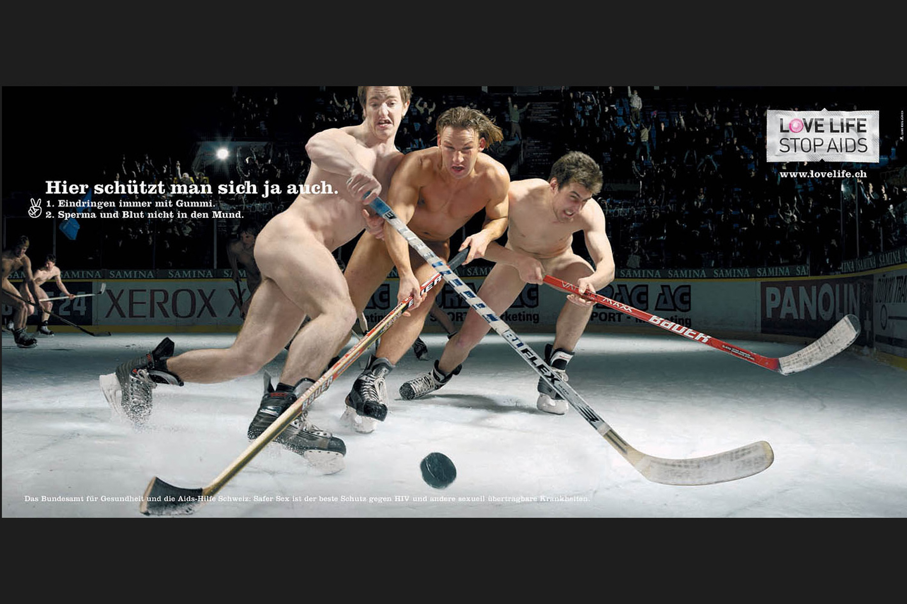 Afiche contra Sida: Hombres desnudos jugando al hockey