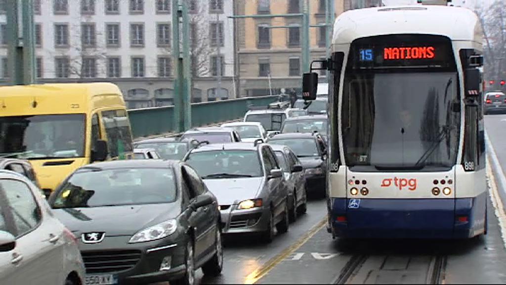 Tranvía y carril de coches en una ciudad suiza