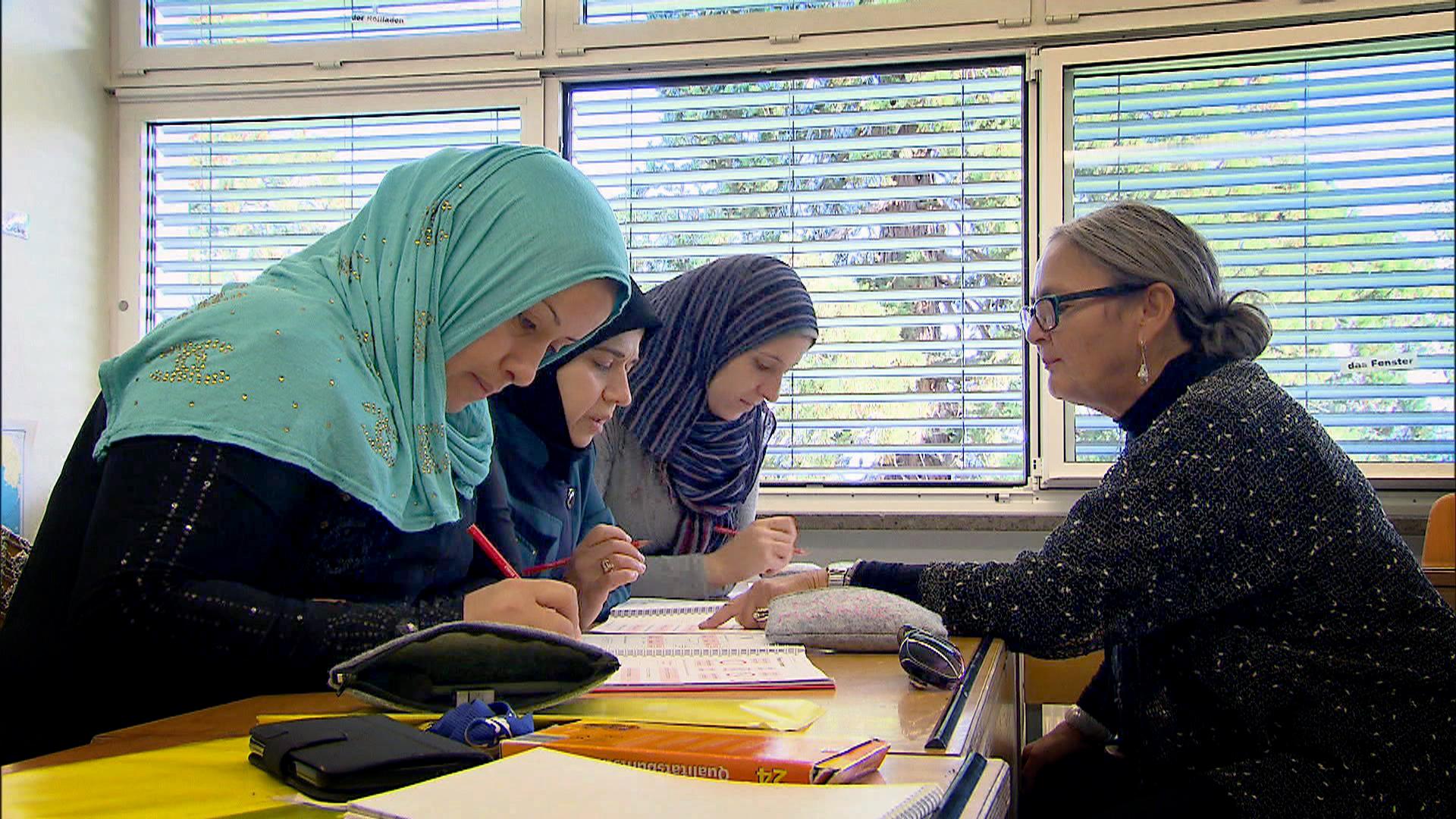 Syrian refugee women learn German