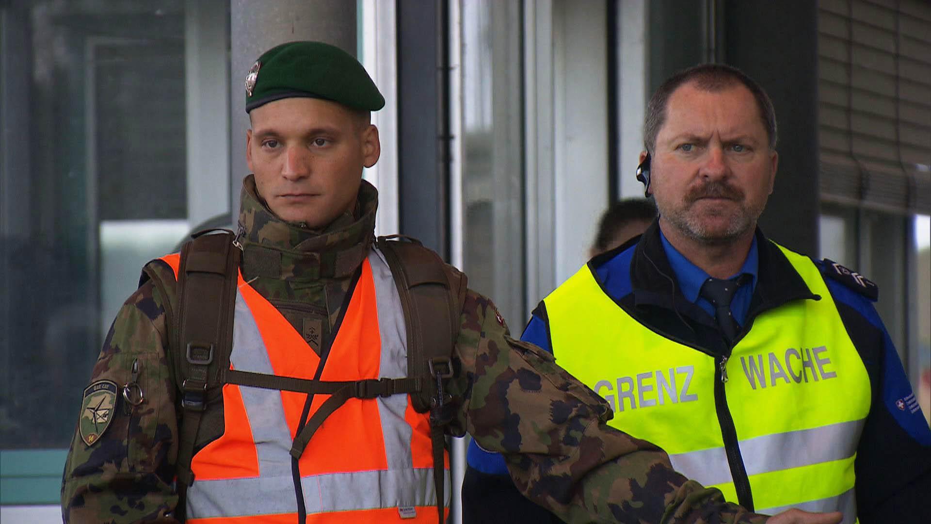 Swiss soldiers as border guards