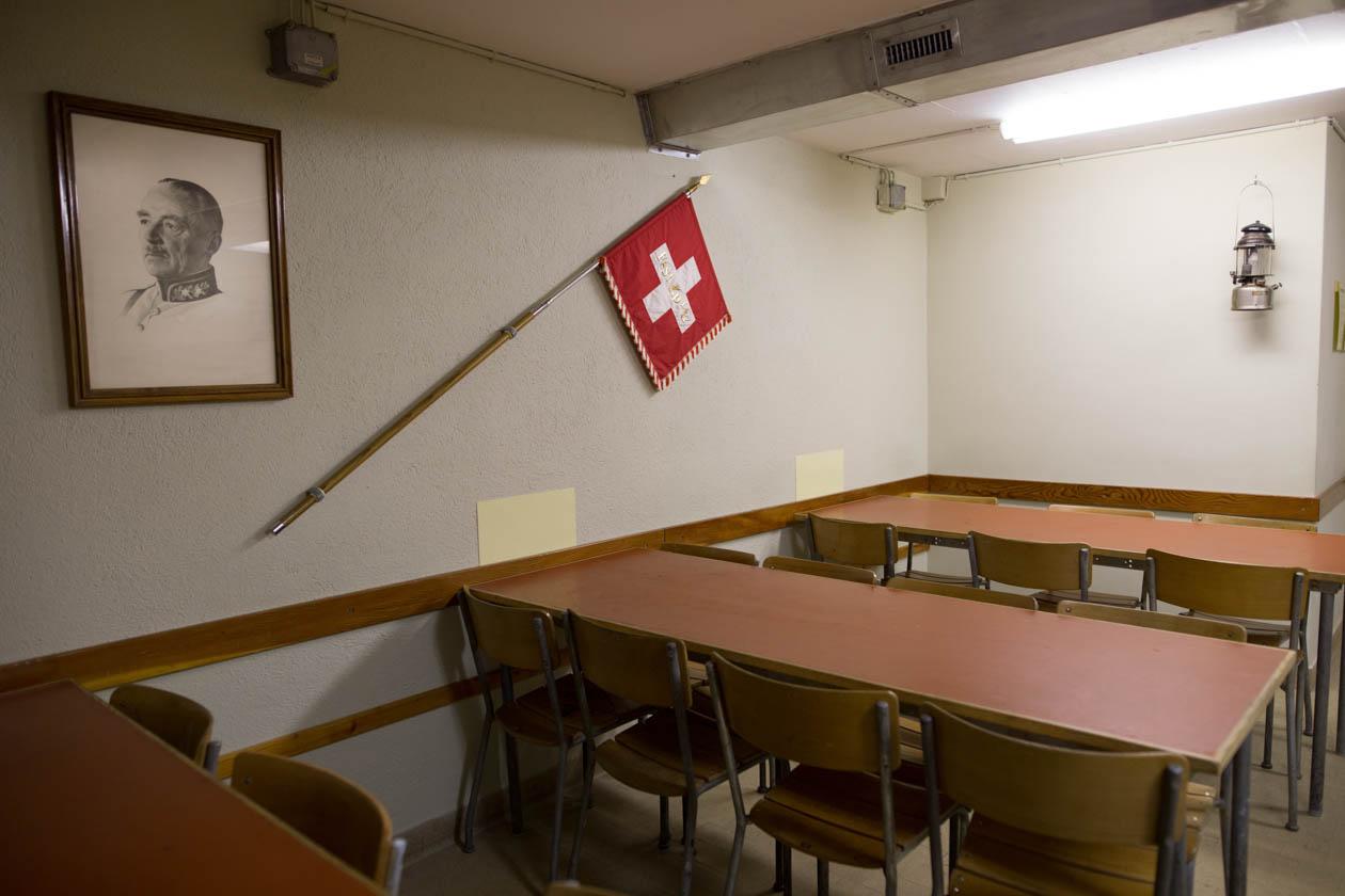 Portrait et drapeau dans le réfectoire d un fort alpin