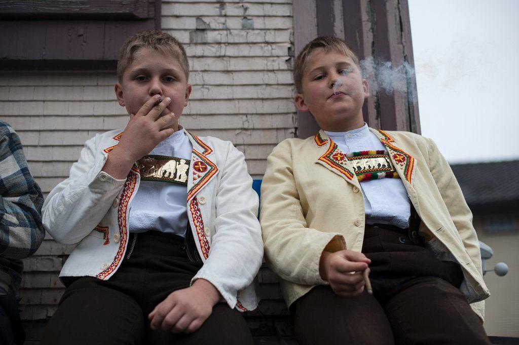 喫煙する２人の男の子