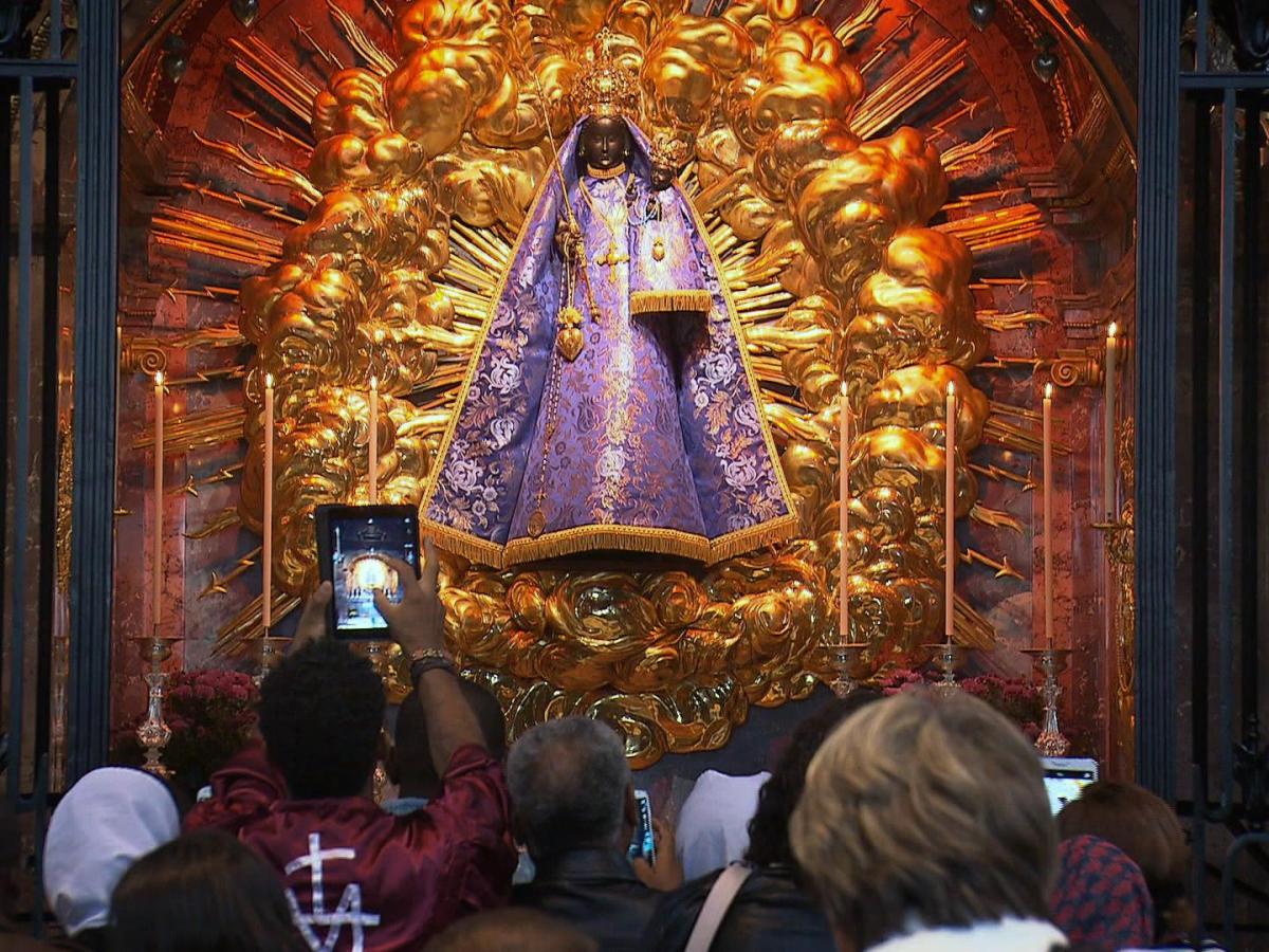 Famous Einsiedeln statue gets dressed up