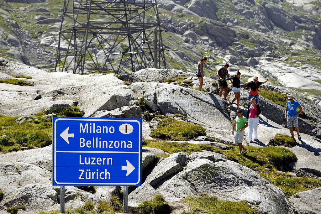 cartello stradale sul passo del san gottardo