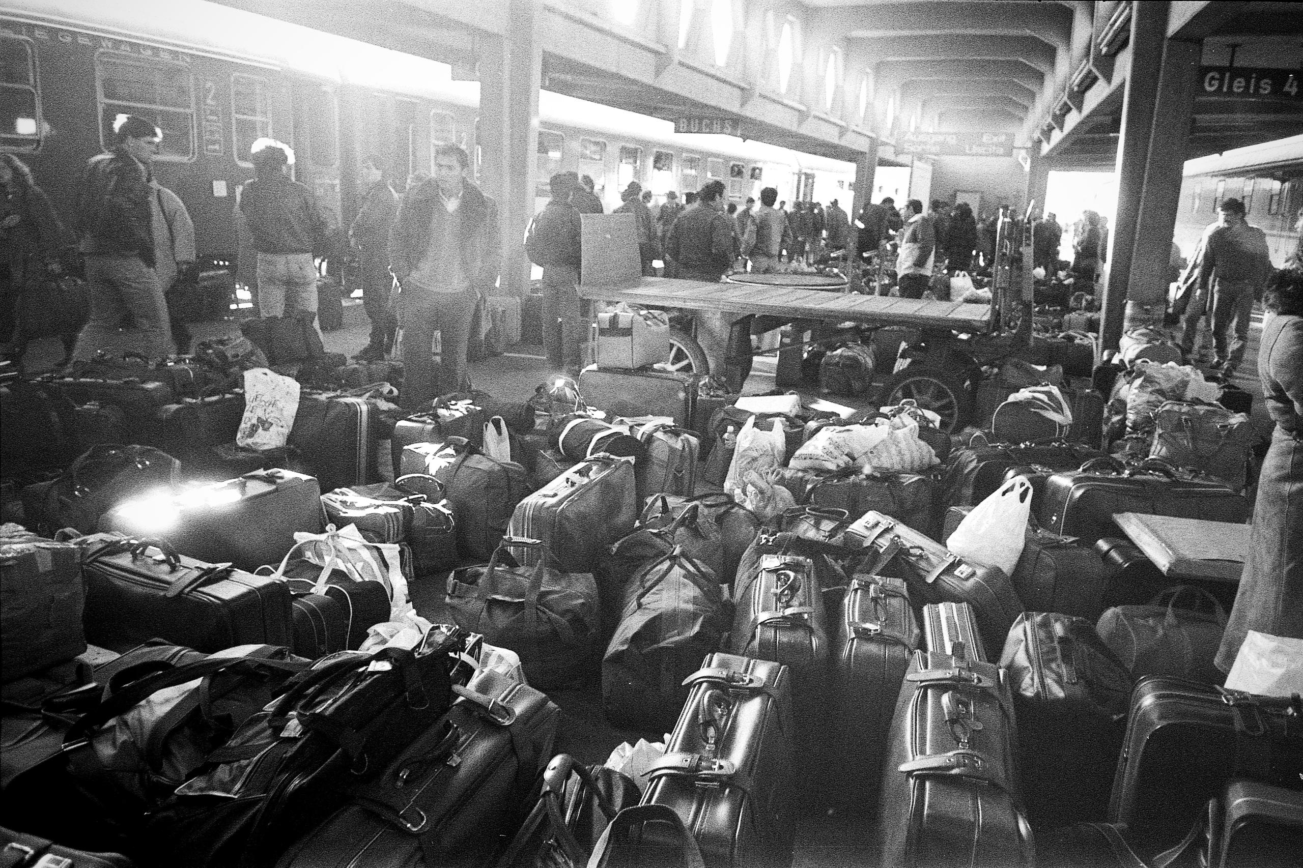 Trabajadores extranjeros en la estación de tren de Buchs en los años 1960