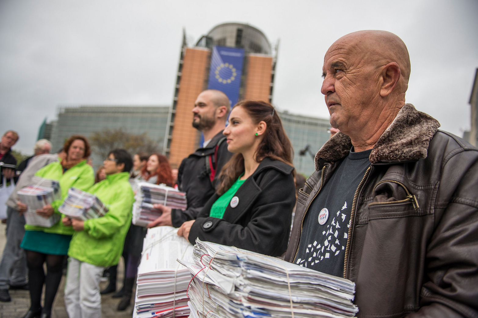 Европейскую гражданскую инициативу «Stop TTIP» подписали уже 3,26 млн граждан стран Евросоюза. На снимке: 7 октября 2015 года в Брюсселе, момент передачи собранных подписей в Еврокомиссию.