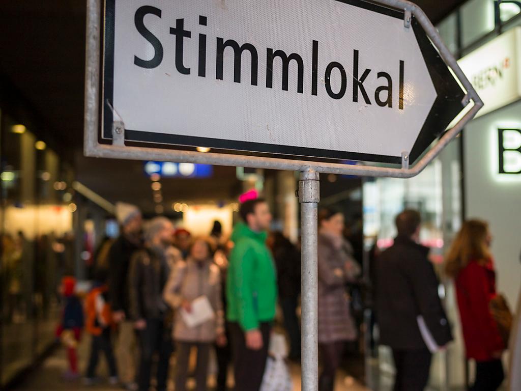 Eine Tafel mit der Aufschrift "Stimmlokal"