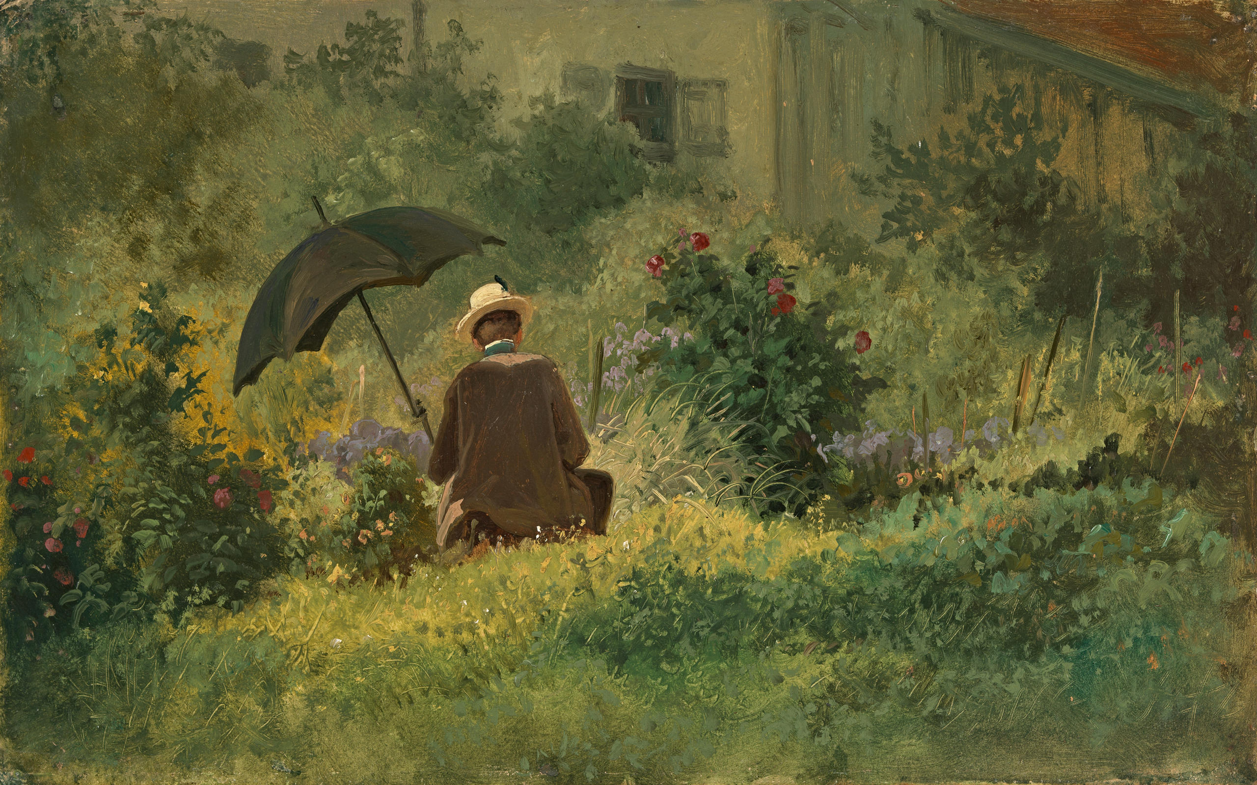 Sitzender Mann mit Schirm in wildem grünem Garten.