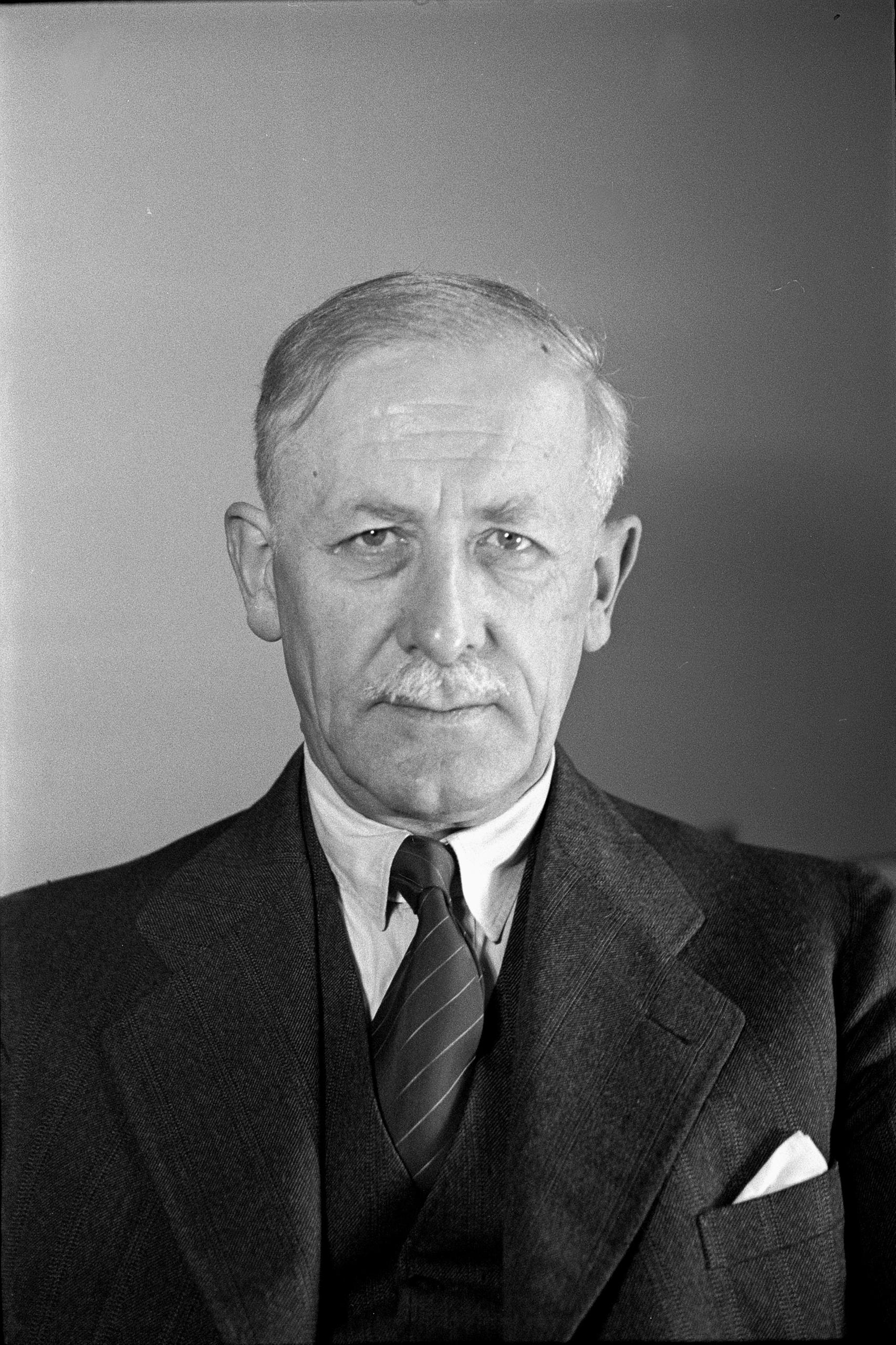 Шеф швейцарской иммиграционной полиции Генрих Ротмунд (1888-1961).