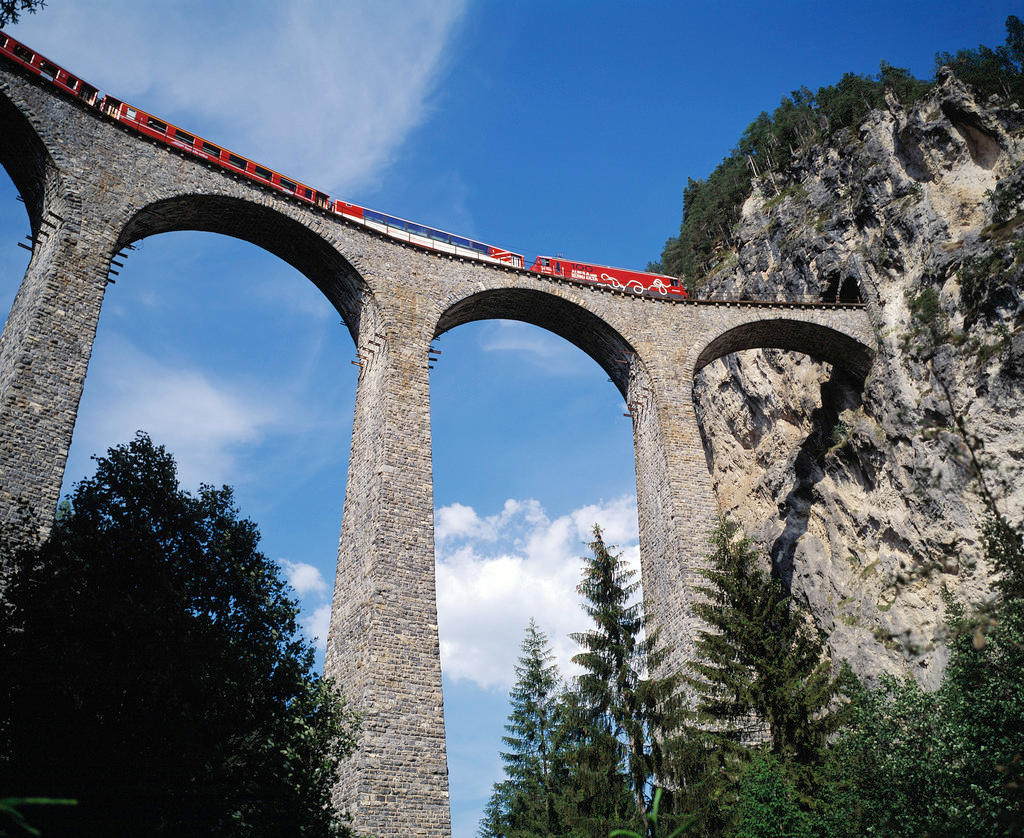 Железнодорожная дистанция Rhätische Bahn и ландшафты региона Albula/Bernina (Keystone).