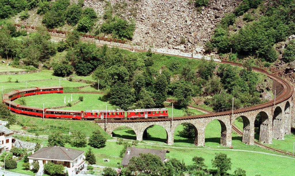 Железнодорожная ветка Rhätische Bahn, участок между городами Тузис / Thusis, кантон Граубюнден, и Тирано / Tirano, Италия (Keystone).