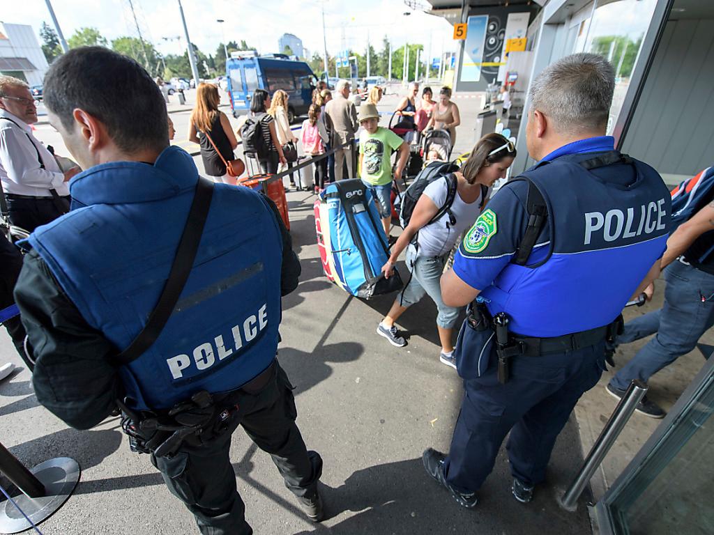 Une femme dit avoir voulu empêcher son mari de partir - SWI swissinfo.ch