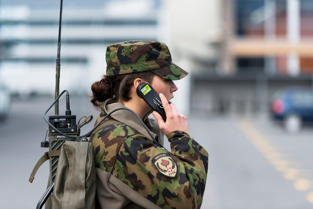 إمرأة بزيّ عسكريّ تتكلّم على الهاتف