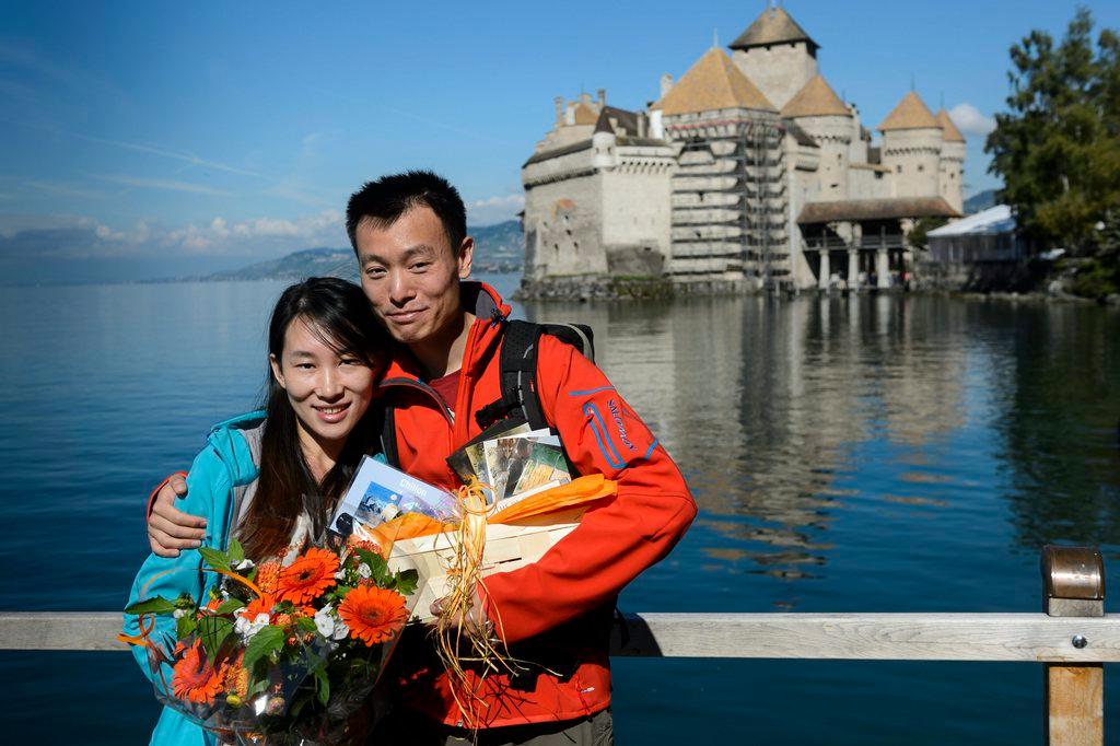 レマン湖のシヨン城はハネムーン中のアジア人カップルが好んで記念撮影する場所だ