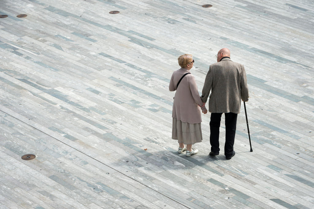 Couple âgé qui se tient la main