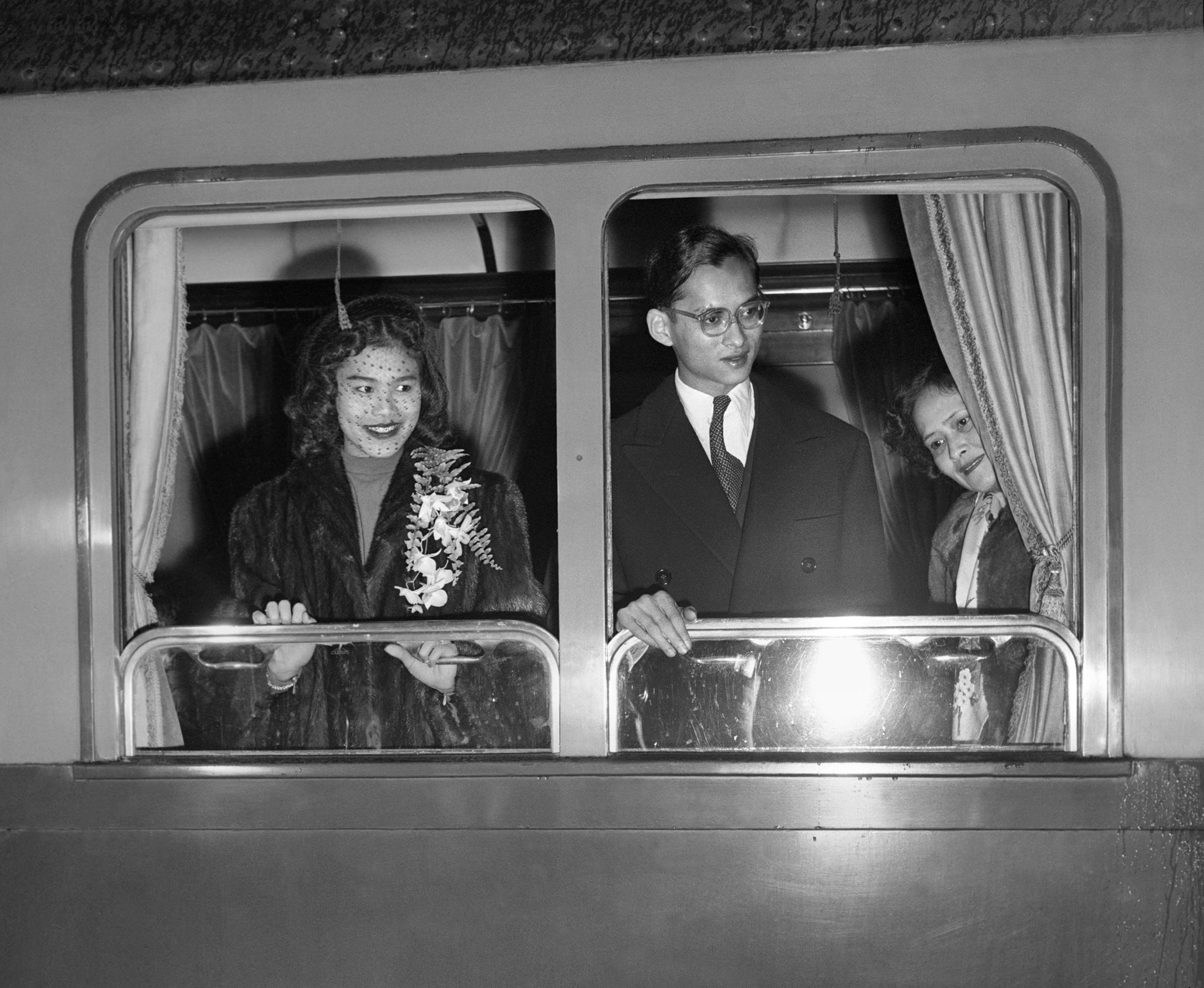 タイへの飛行機に乗るため、電車でローザンヌからイタリアへ移動するプミポン国王とシリキット王妃