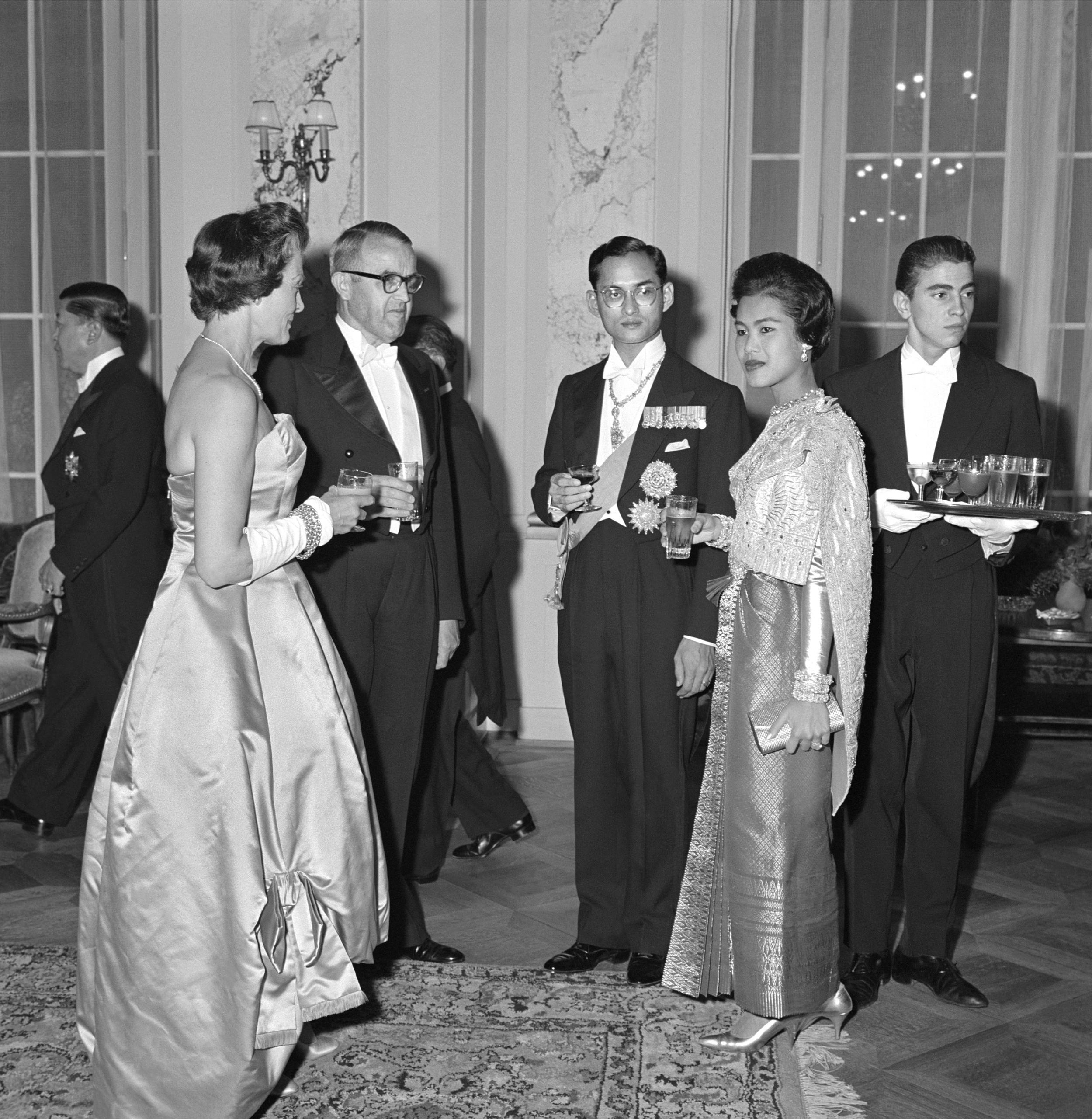 ベルンのホテル・ベルヴュー・パレスでアペリティフを楽しむタイ国王夫妻とスイスのプチピエール大統領（当時）、１９６０年８月２９日
