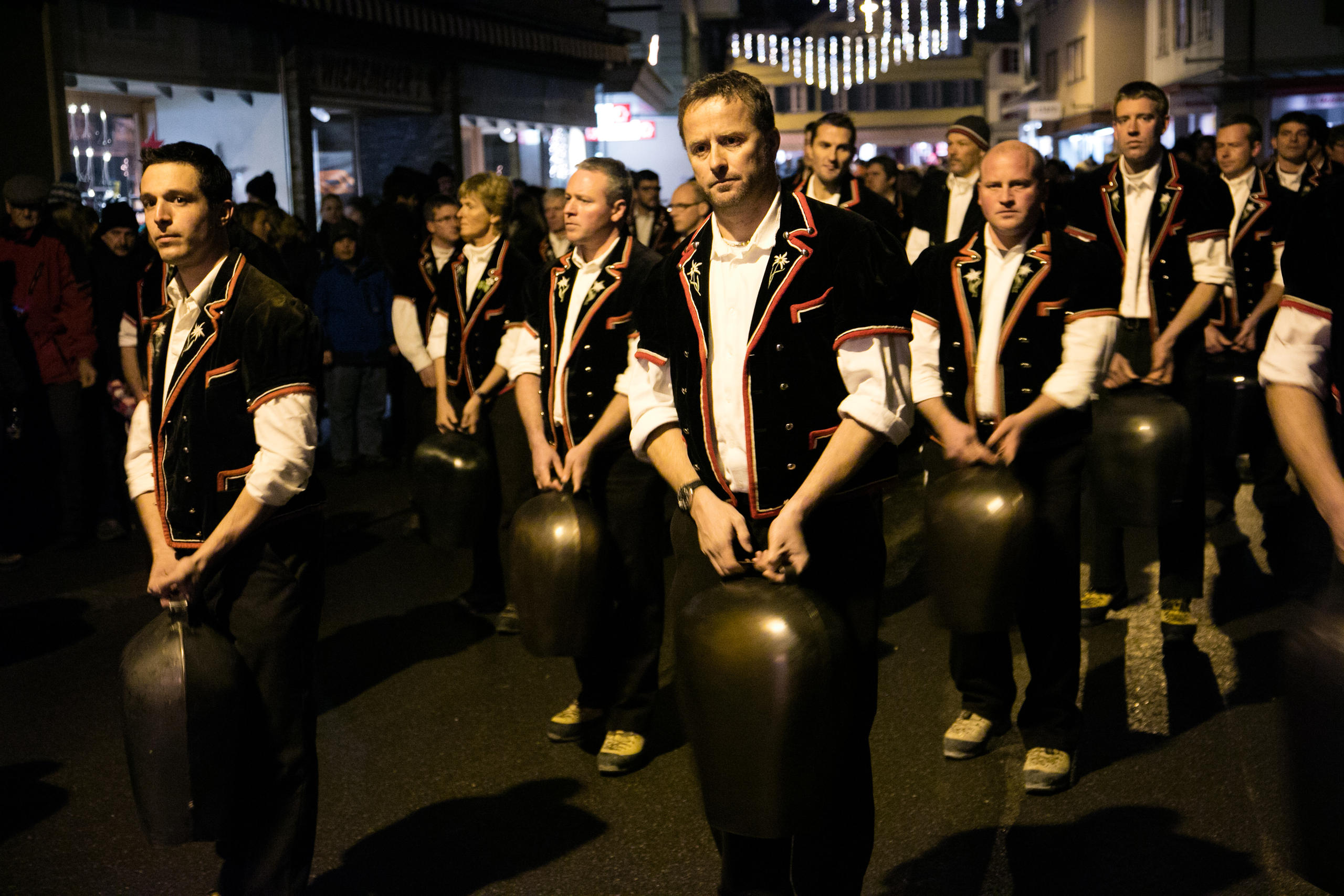 The roughly 100 Trychel ringers from Unterbach process through the streets in traditional costume.