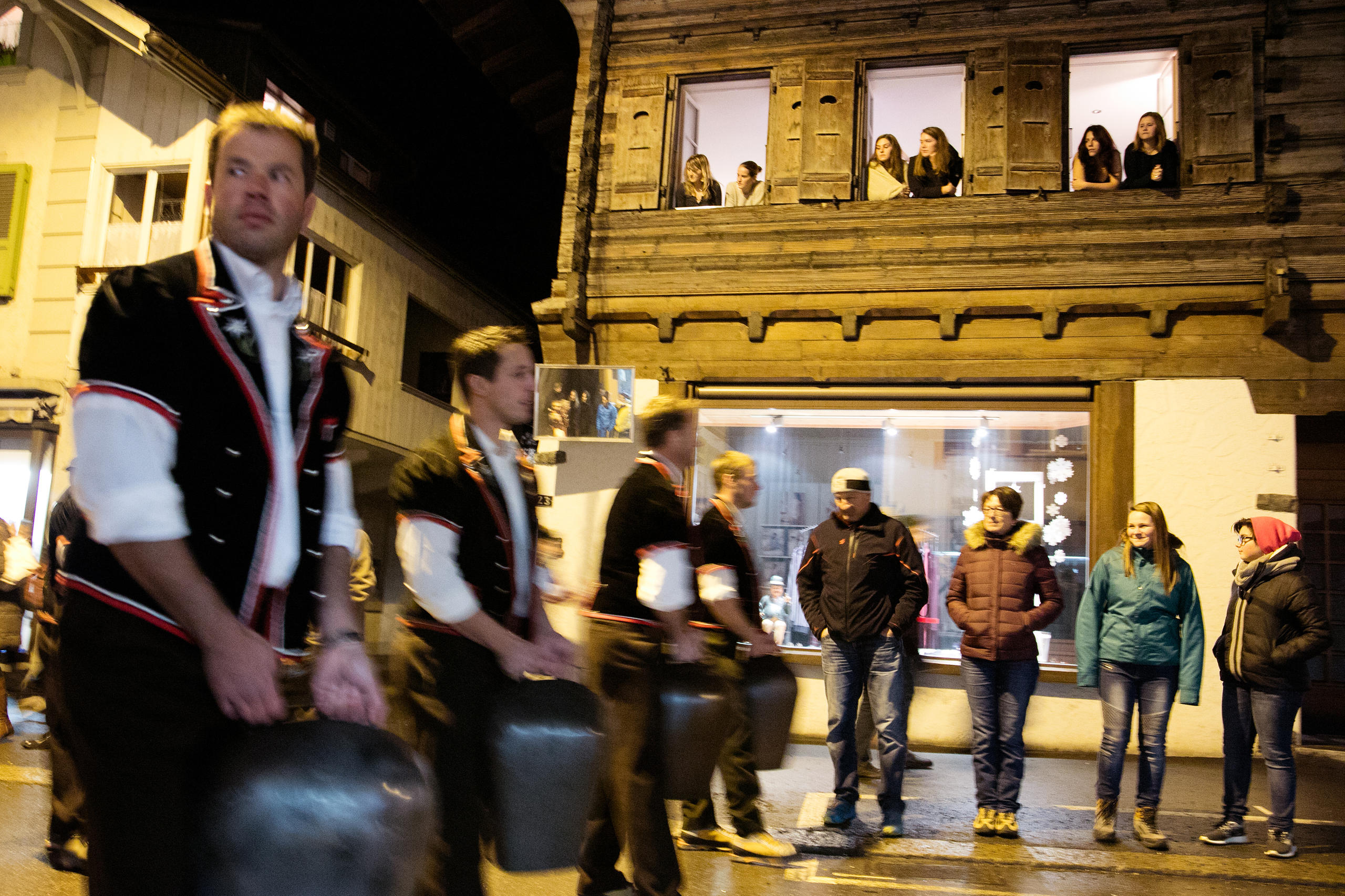 It doesn't matter how cold it is – Trychel ringers always roll up their sleeves.