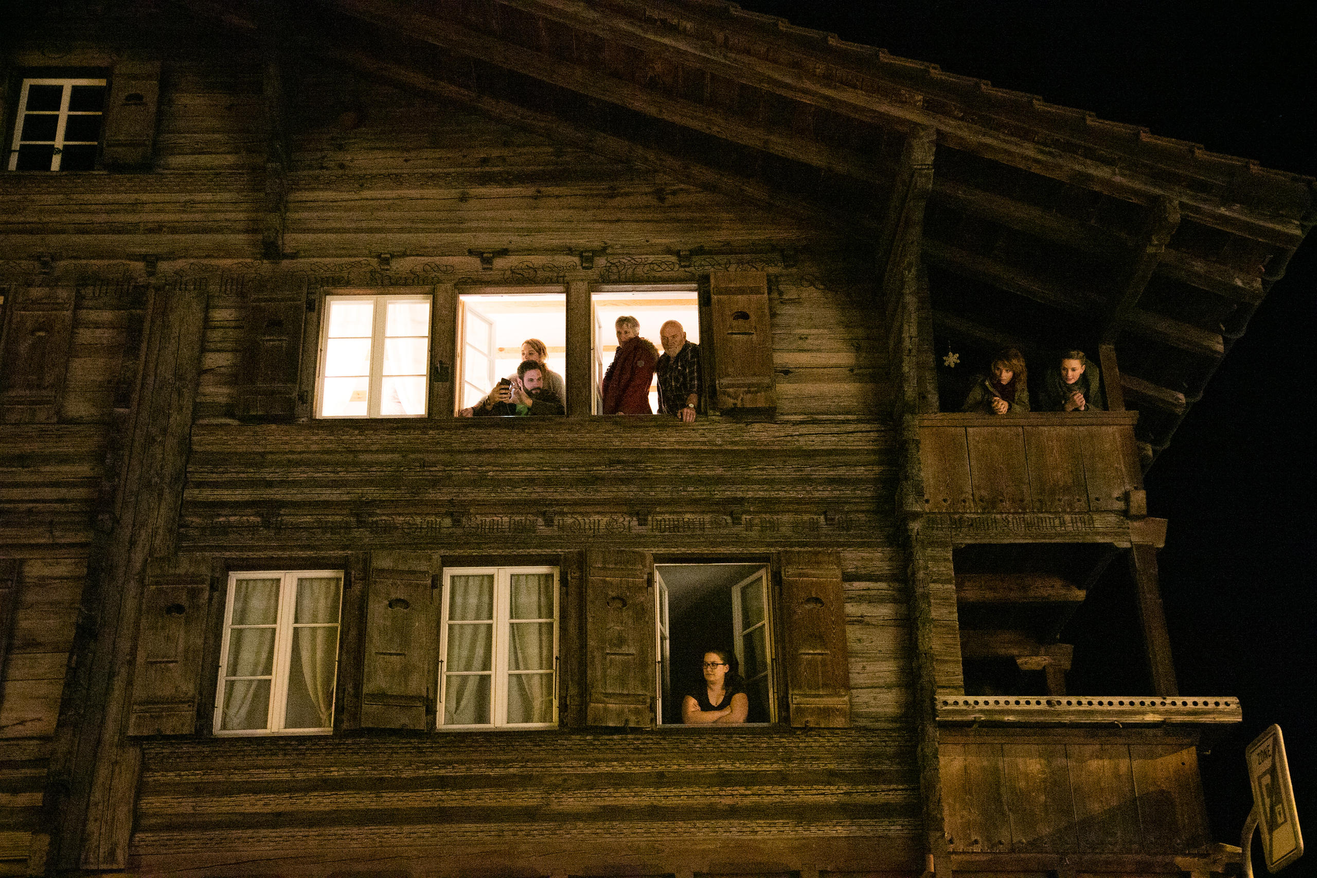 The rhythmic sounds of the procession continue for hours in the streets of Meiringen.