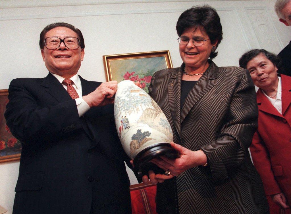 虽然关系紧张,两位国家领导人还是交换了官方礼物。