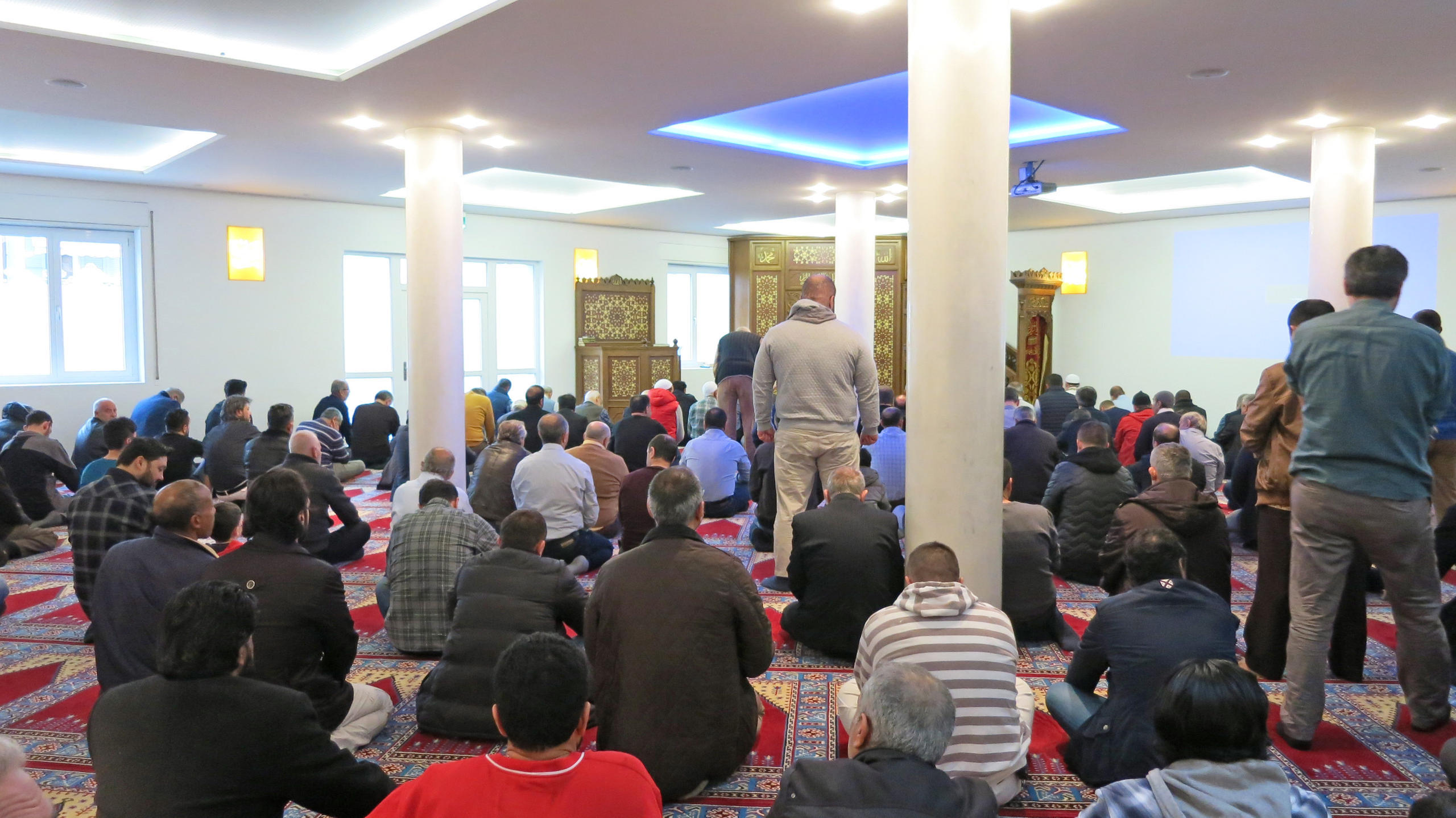 Saying prayers and answering questions at local mosque - SWI swissinfo.ch