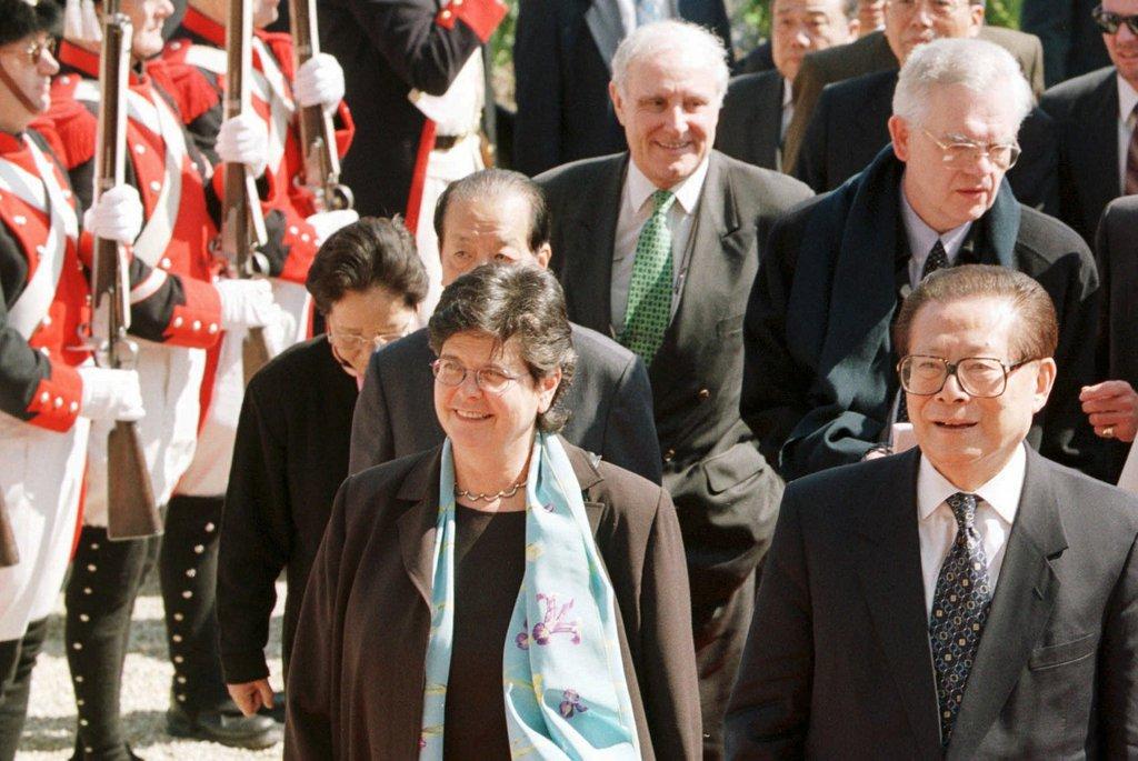 1999年,中国国家主席江泽民在瑞士总统露特·德莱富斯及随行代表团的陪同下来到日内瓦Ariana博物馆