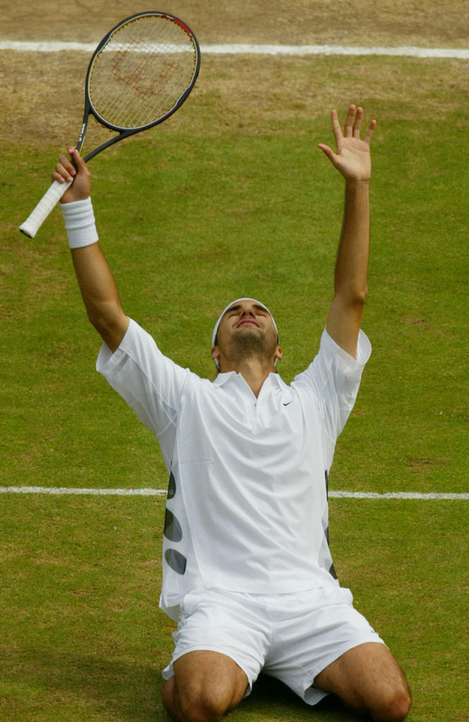 Federer on knees, hands in the air