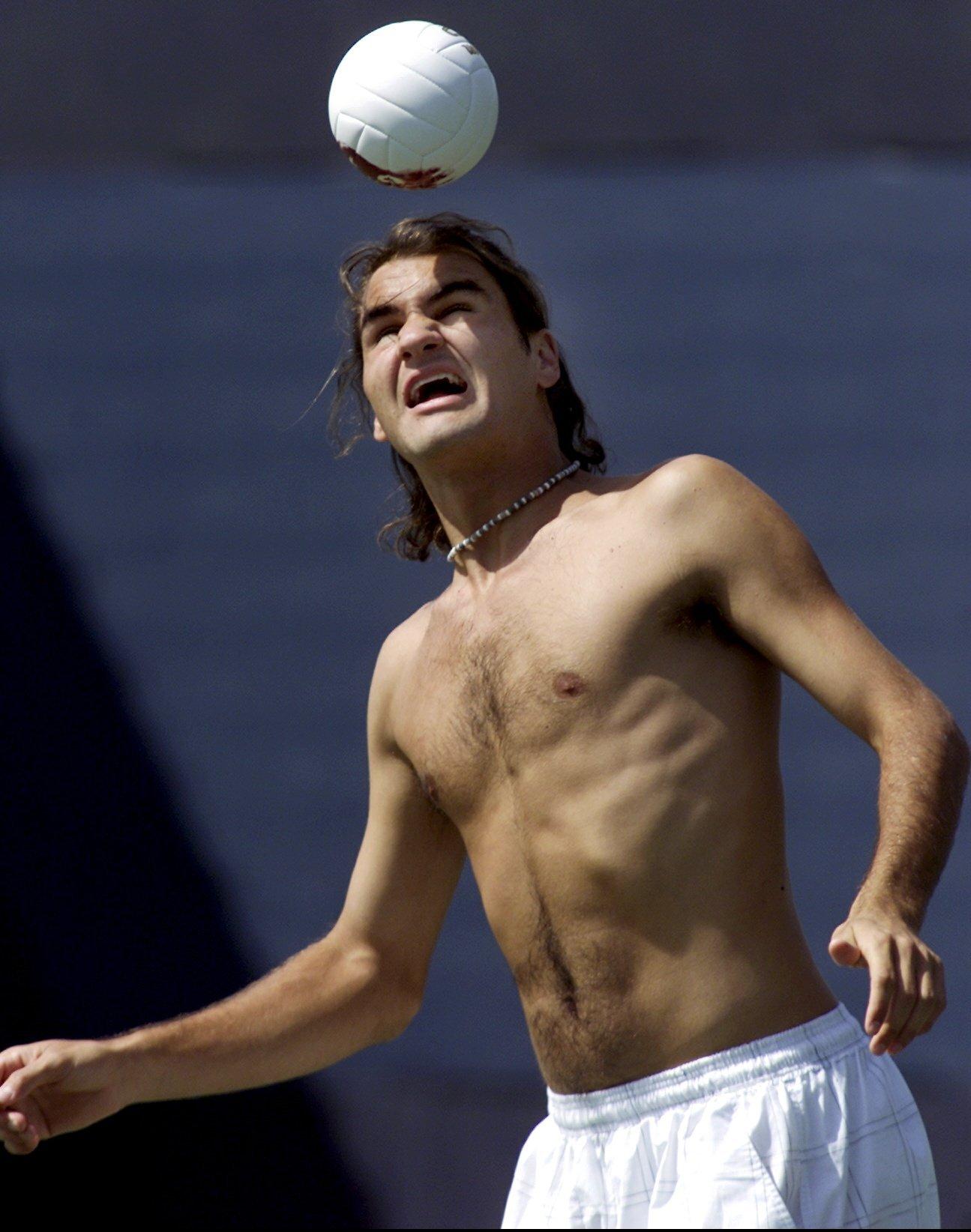Federer bouncing football on head
