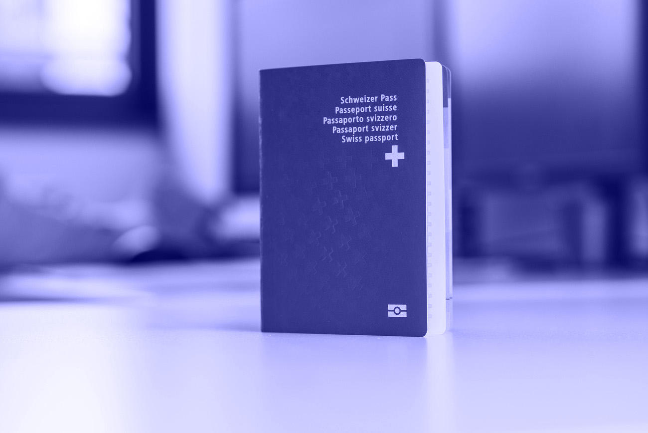 2014年、スイスのベルンで撮影されたスイスの生体認証パスポート。