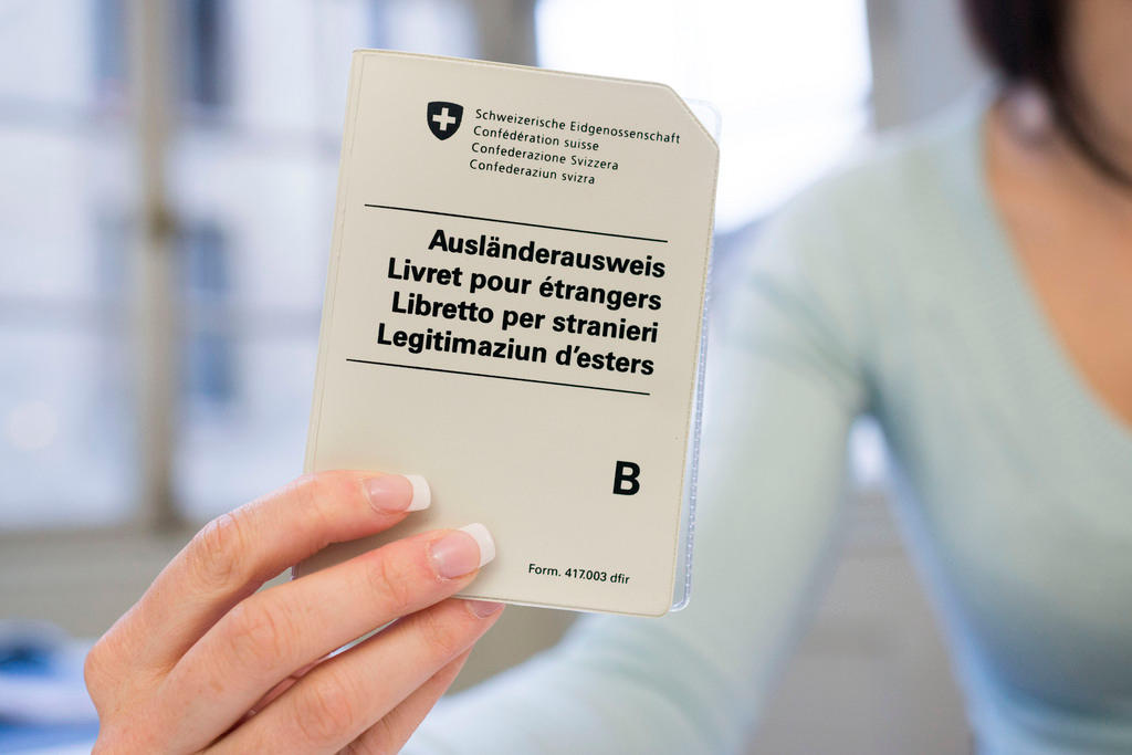 woman holding a Swiss B permit, 瑞士外国人居留B证