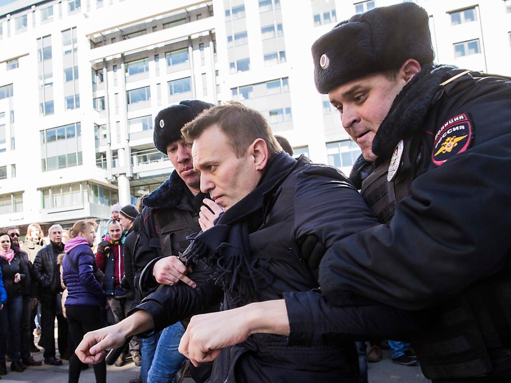 Nawalny wird in Moskau von zwei Polizisten abgeführt