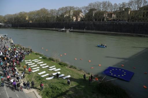 Miles de personas se manifiestan en Roma a favor y en contra de la UE ...