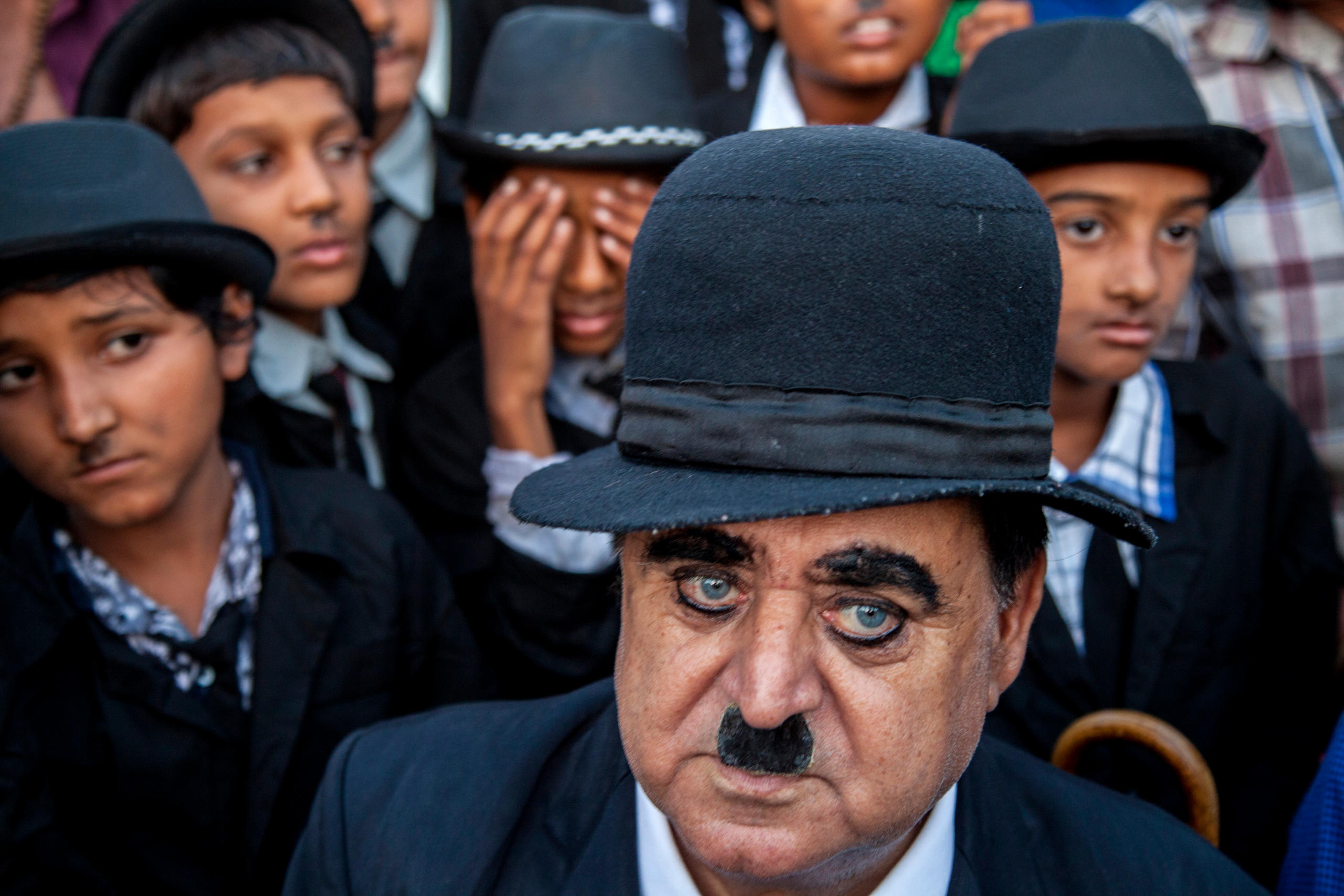 Asholk Aswani und zahlreiche Chaplin-Lookalikes