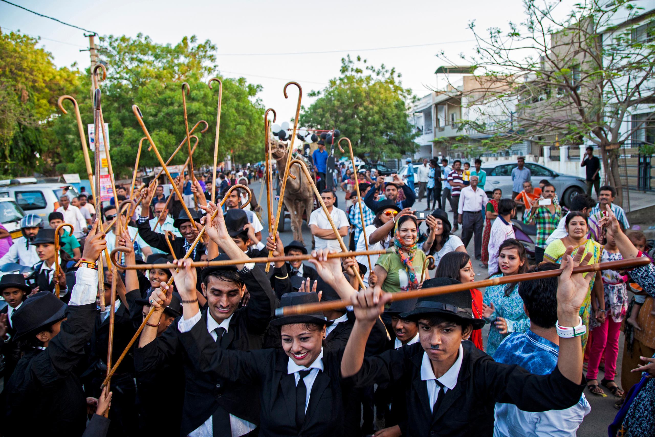 2017年のチャップリン・パレードには約100人が参加