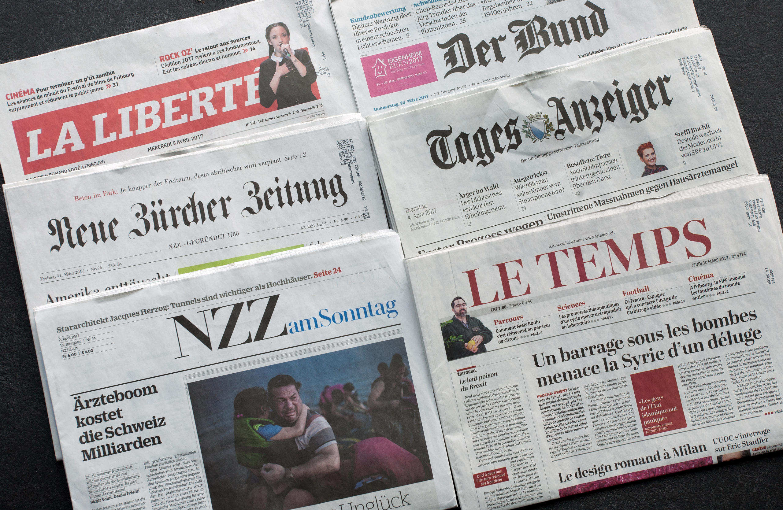 الصفحات الأولى لعدد من الصحف اليومية السويسرية بالألمانية والفرنسية