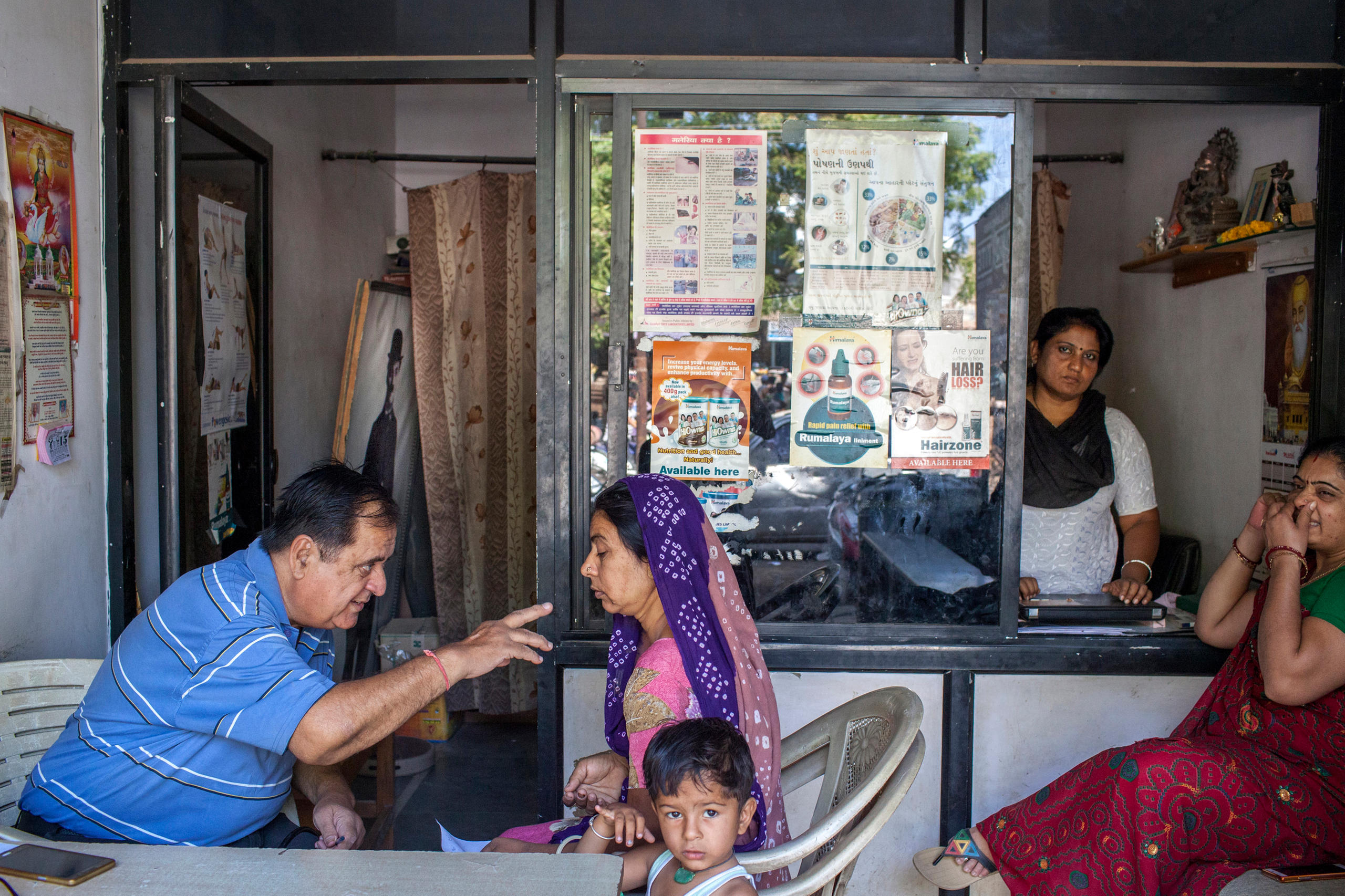 町の中心部にあるアスワニさん経営のインド伝統医療クリニック、アショク診療所は患者や来客でいつもにぎわっている