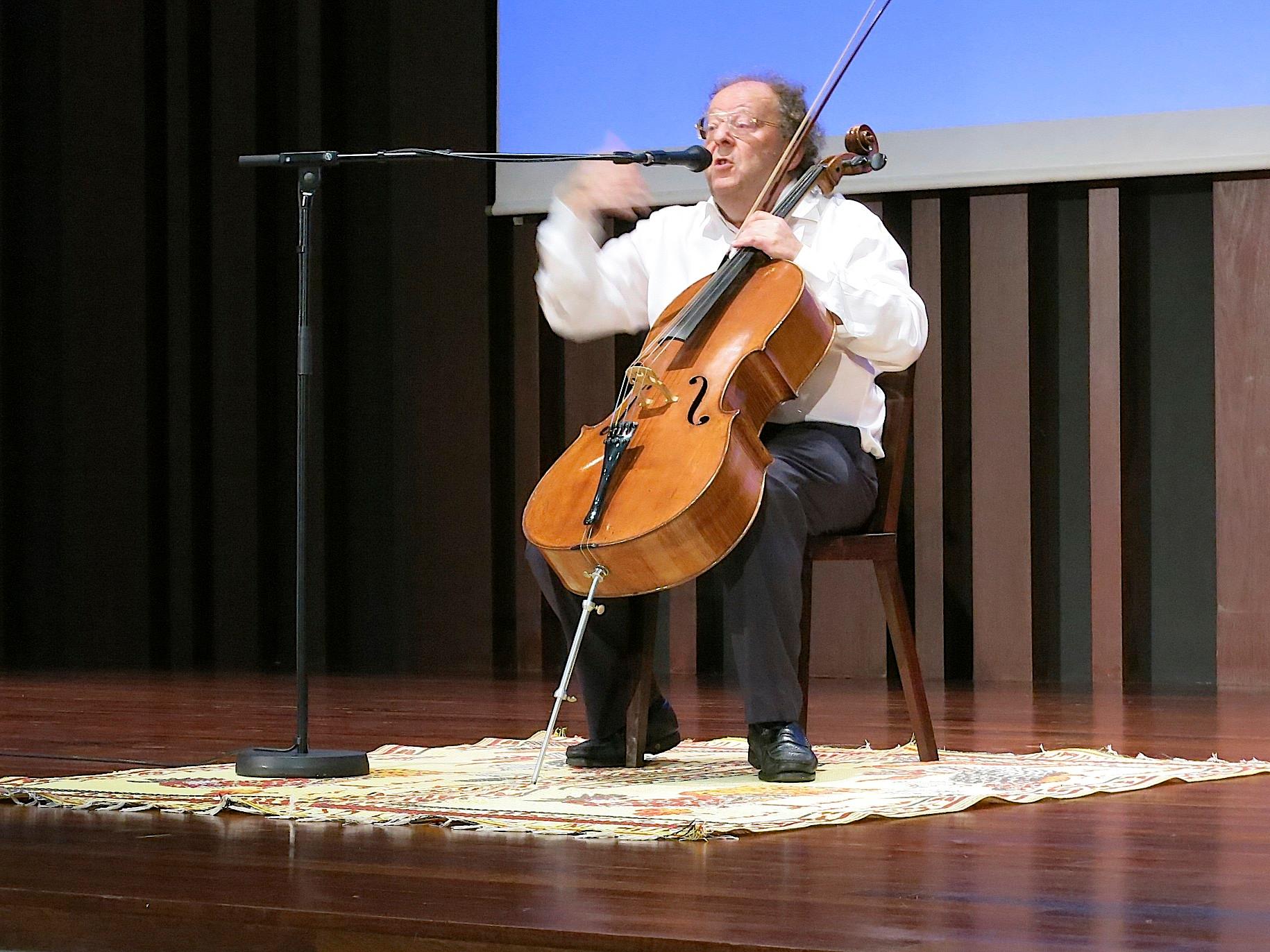 Beat Richner als Beatocello mit seinem Cello auf der Bühne